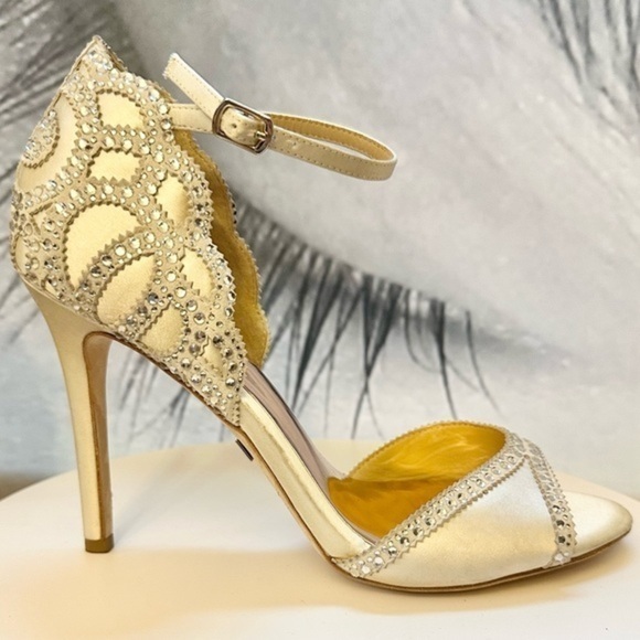 🌸BADGLEY MISCHKA🌸COLLECTION Roxy Sandal Ivory Satin size 9.5 - Picture 6 of 16